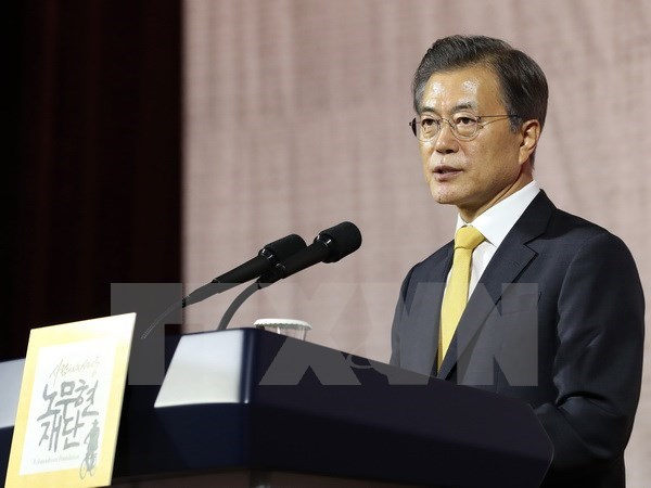 RoK President Moon Jae-in meets Singapore PM Lee Hsien Loong