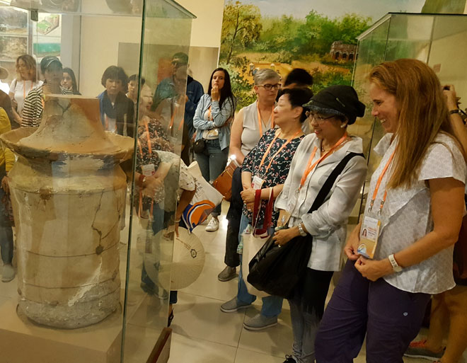 Spouses of ABAC delegates visit Da Nang Museum