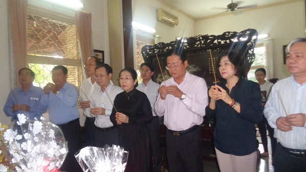Ho Chi Minh city leaders offer incense to commemorate late PM Vo Van Kiet