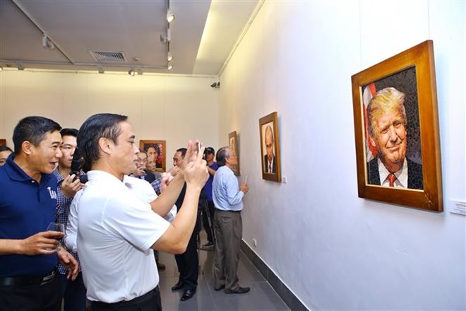 Mosaic ceramic paintings of APEC 2017 leaders displayed in Hanoi