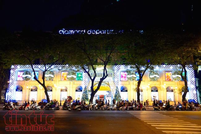 Ho Chi Minh city glowing with Christmas atmosphere