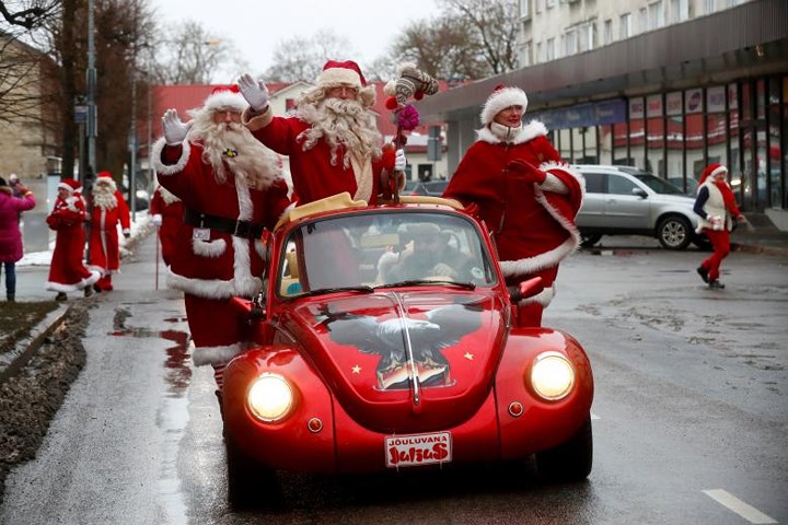 Santa Clauses take Christmas atmosphere around the world