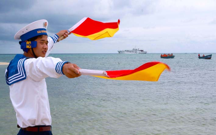 Photo exhibition on Vietnam’s sea and islands in Hanoi