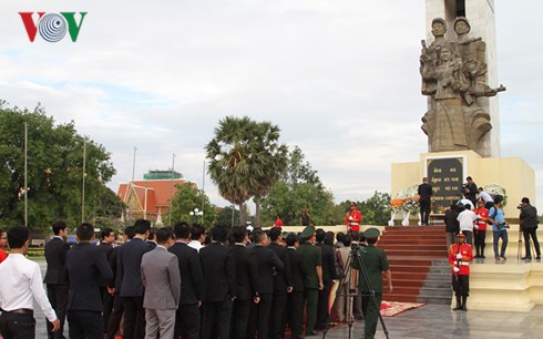 Vietnam People s Army Day marked in Cambodia