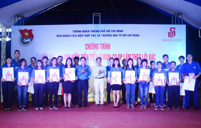 Saigon Co op praises typical examples following Uncle Ho s teachings