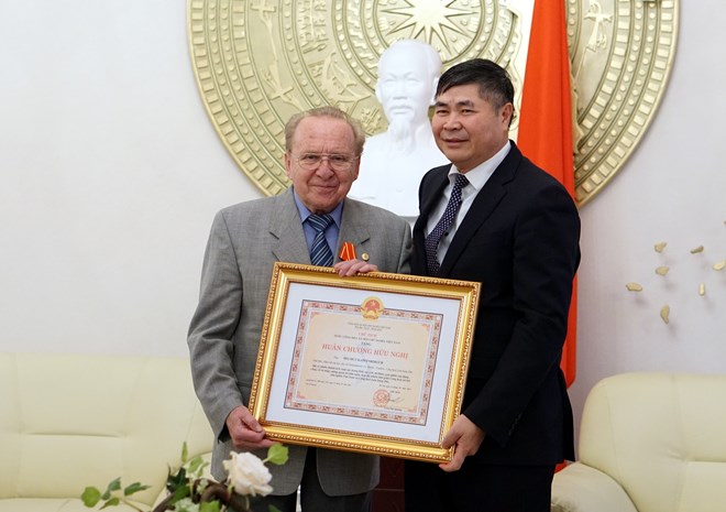 Vietnam’s Friendship Order presented to German journalist