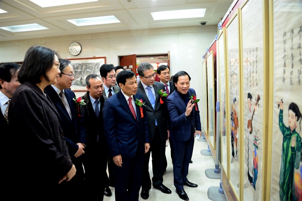 Exhibition of Vietnamese and Chinese paintings on lunar New Year
