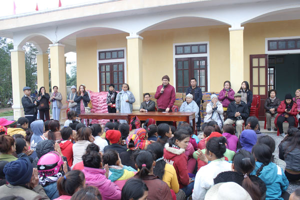 Overseas Vietnamese Buddhists present gifts to poor people in central provinces