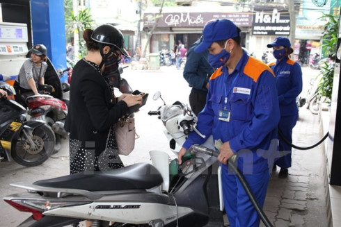Petrol prices increase by over VND400 per litre