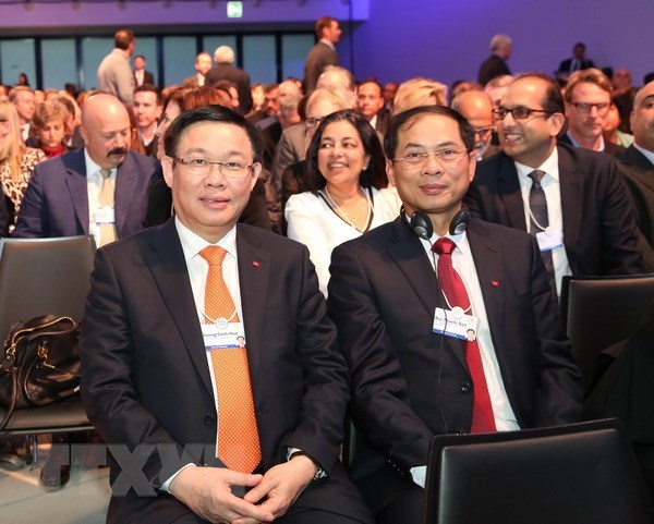 Deputy PM Vuong Dinh Hue concludes activities in WEF Meeting