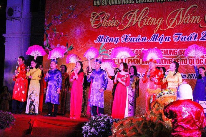 Vietnamese and Lao PMs join community Tet celebration