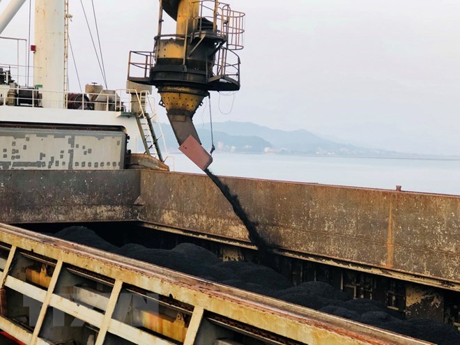 Cam Pha port handles first tonnes of coal on New Year day