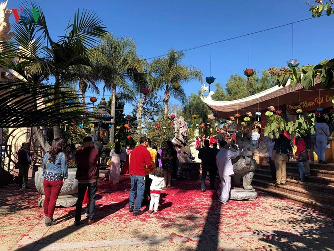 Vietnamese in the US visit pagodas to pray for New Year blessings