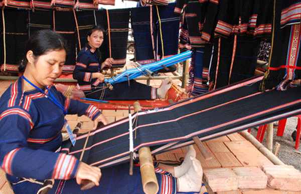 Ba Na ethnic people preserve traditional brocade weaving