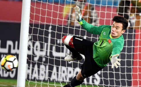 U23 Vietnam goalie brings gloves to auction
