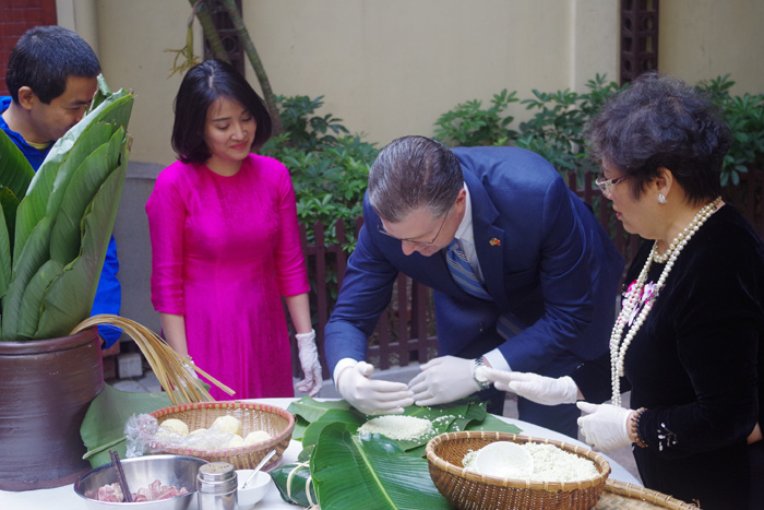 US Ambassador experiences making Vietnam’s traditional sticky rice cakes