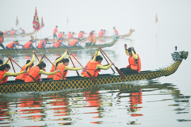 Traditional boat racing in Hanoi attracts crowds
