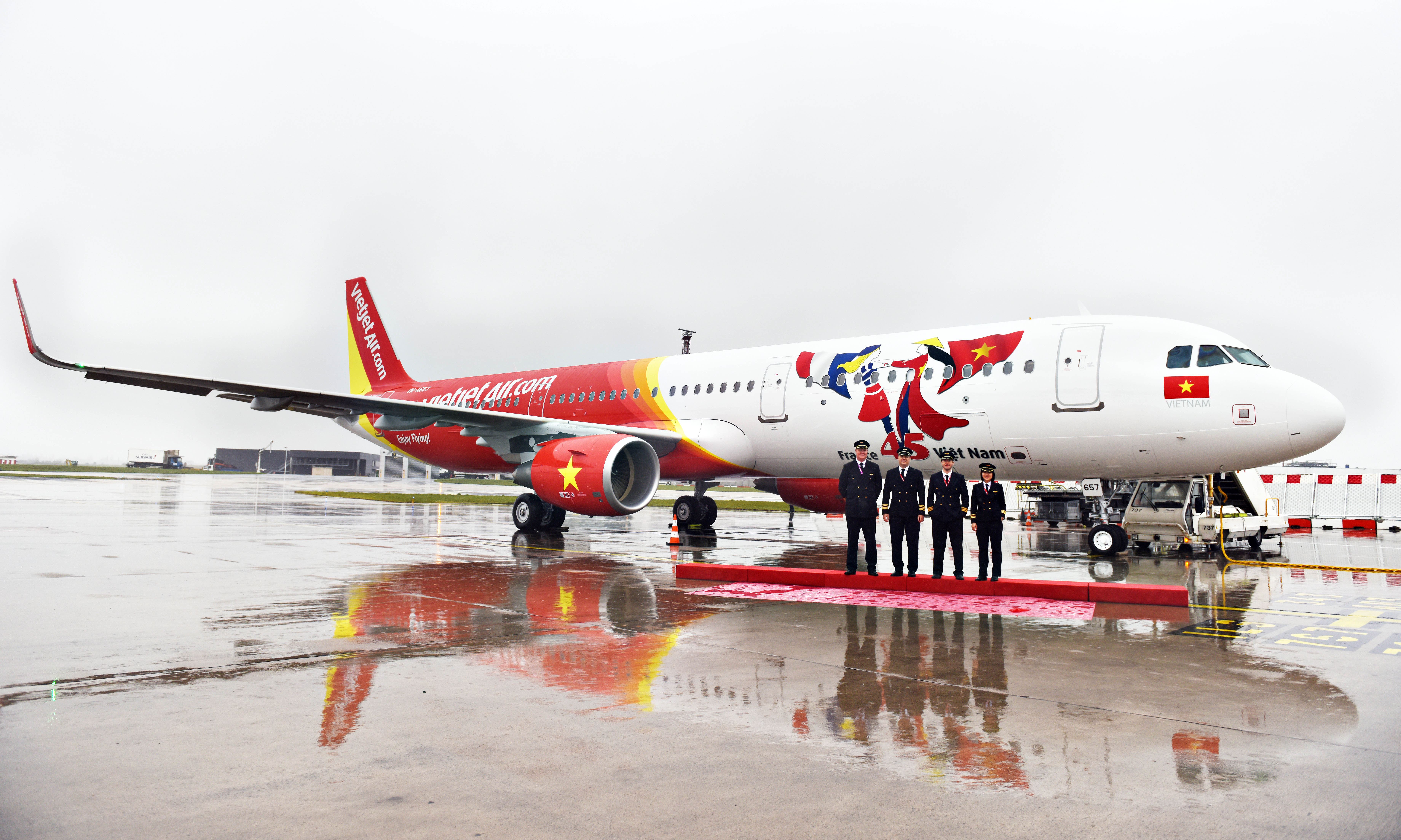 Vietjet receives aircraft bearing logo of Vietnam- France diplomatic relations