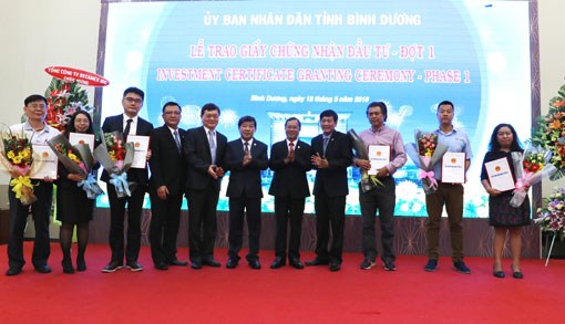 Binh Duong grants investment certificates to 19 projects