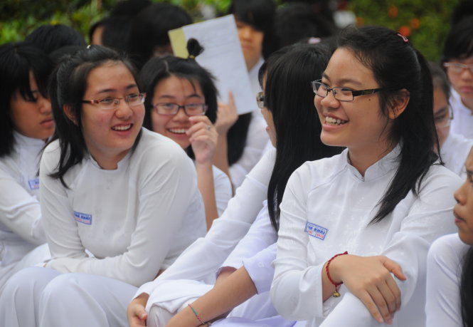 Schoolgirls in HCM city mobilized to wear Ao dai