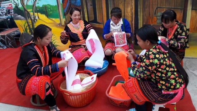 Patterns on Mong ethnic traditional costumes recognized as national intangible cultural heritage