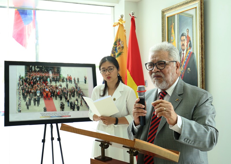 Photo exhibition on Hugo Chavez and Vietnam