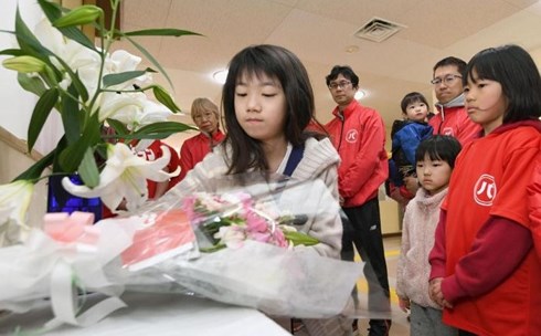 Japanese people offer flowers to commemorate Nhat Linh