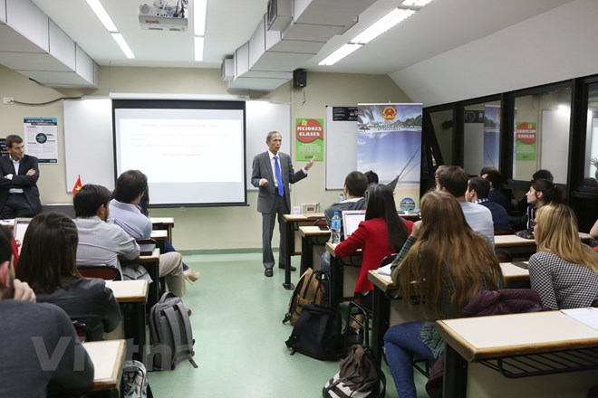Vietnamese Ambassador talks with UADE students