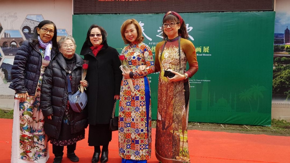 Female Vietnamese painters participate in painting exhibition in China’s Nanjing