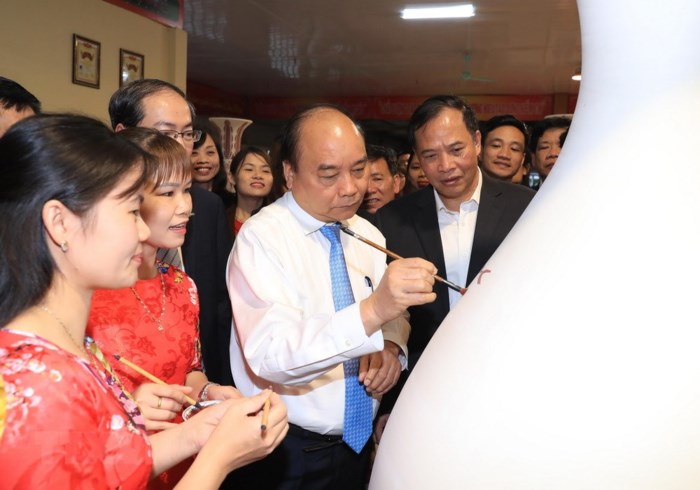 Prime Minister visits Chu Dau ceramic village