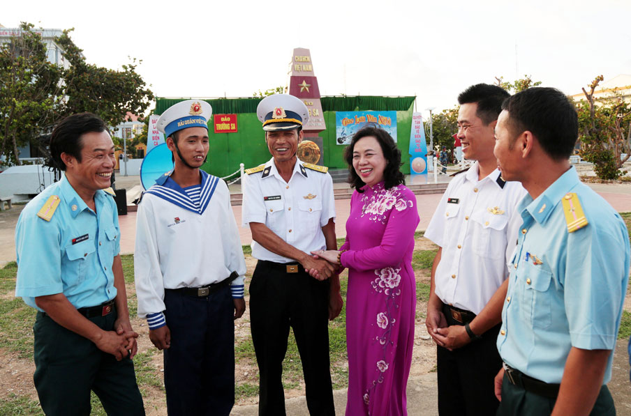 Hanoi delegation visits Spratly Islands