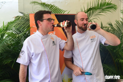 Australian minister grills meat, drinks local beer in Vietnam visit