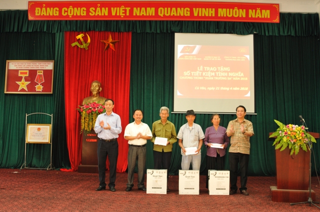 Presenting savings to policy beneficiary families in Thai Nguyen province