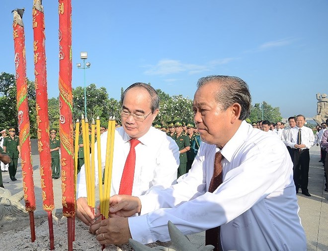 HCM City leaders pay tribute to war martyrs