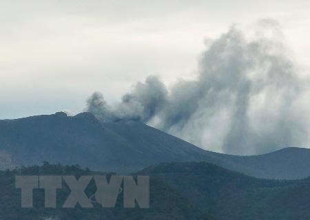 Shimmoe volcano erupts