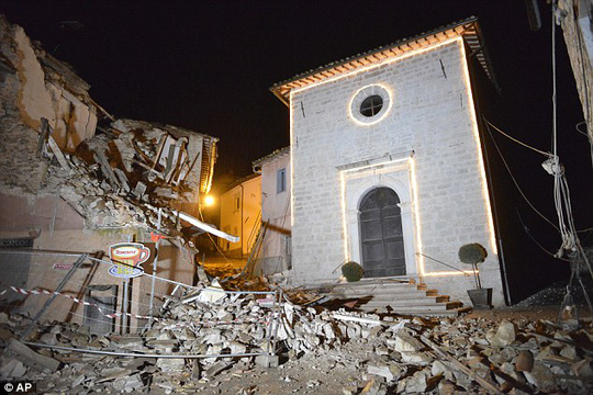 4 7-magnitude earthquake hits Central Italy