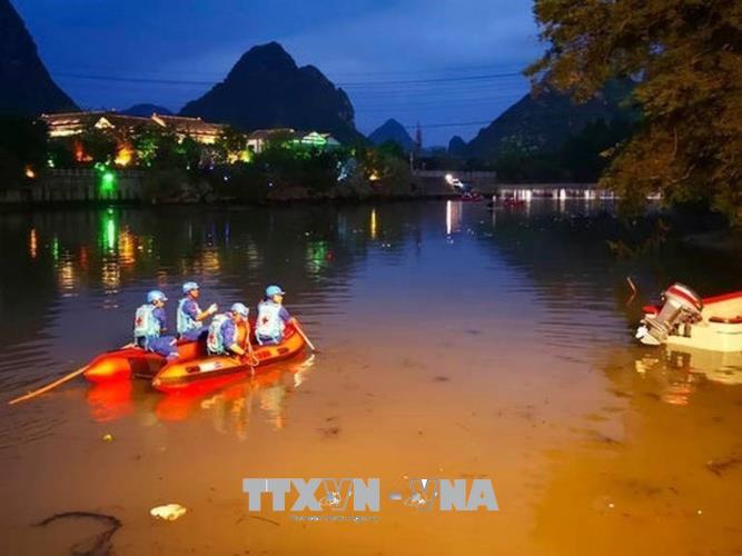 20 killed as two dragon boats capsized in Southern China
