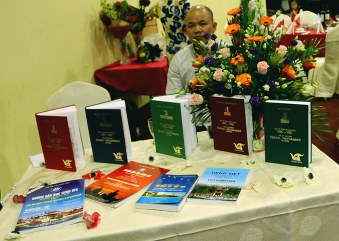 Fifth volume of Czech-Vietnamese dictionary launched
