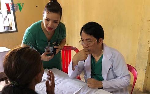 Overseas Vietnamese doctors in Cambodia help poor locals