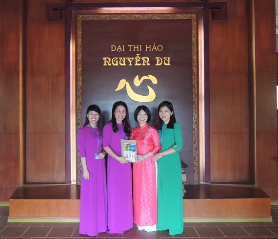 Nguyen Du relic receives books on Nguyen Du and Tale of Kieu