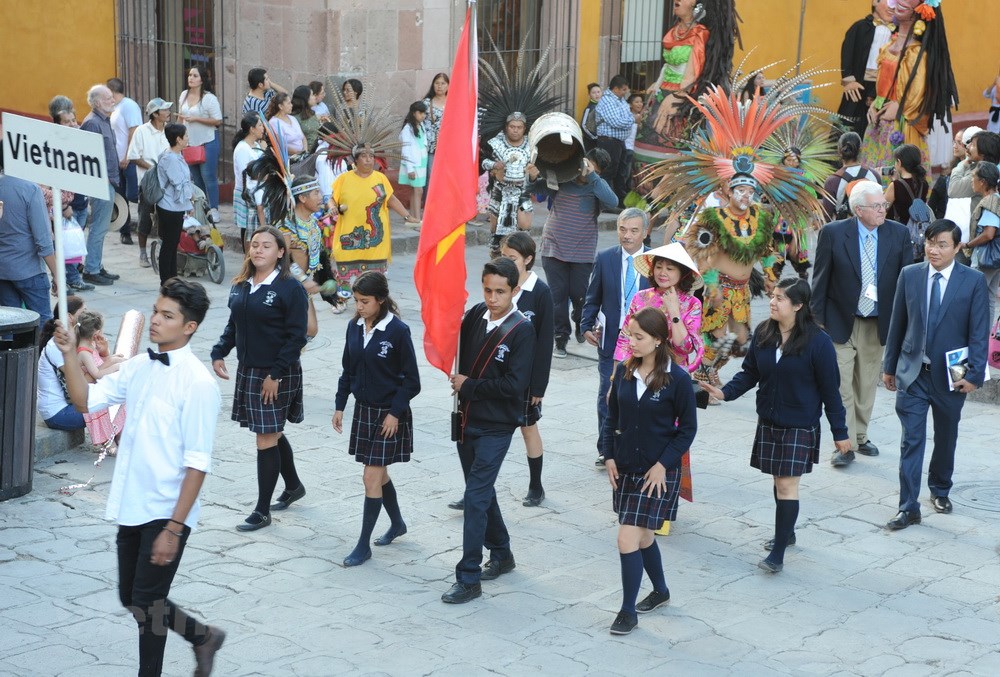 Vietnamese Ao dai and conical hat enchant international friends in Mexico