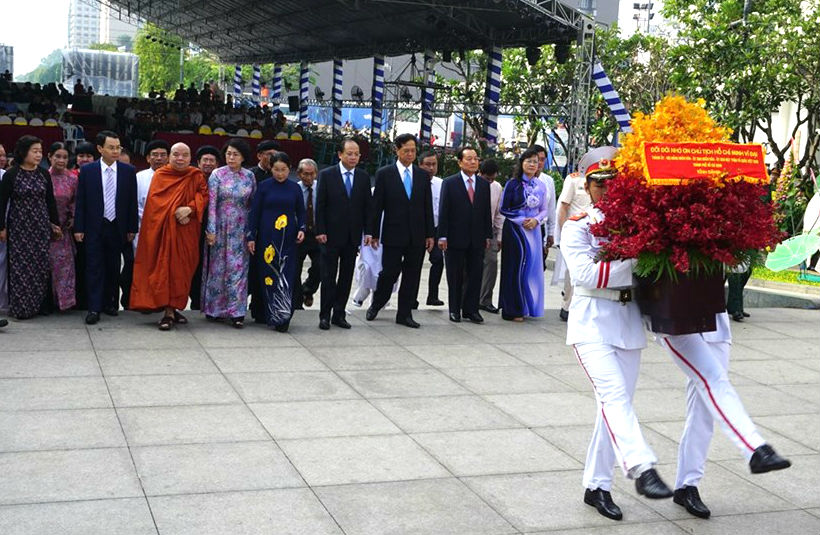 Leaders of Ho Chi Minh city offer incense to commemorate President Ho Chi Minh