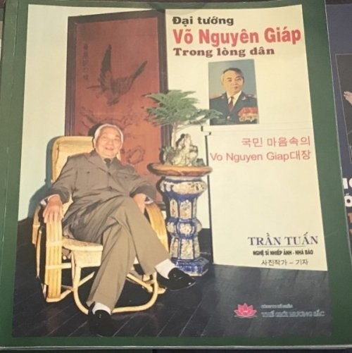 Photo book on General Vo Nguyen Giap in Vietnamese and Korean