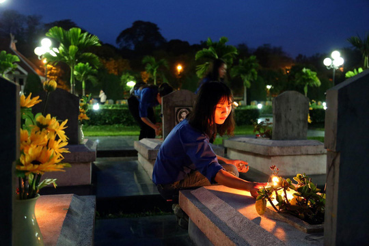 Candle lighting at cemeteries in Dien Bien Phu
