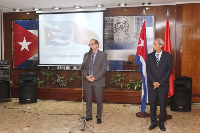 Embassies of Vietnam and Cuba in Argentina exchange