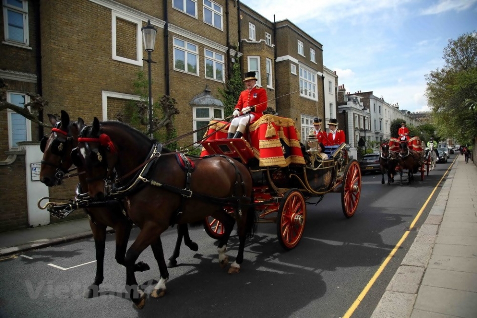British Royalty uses carriage to welcome Vietnamese Ambassador