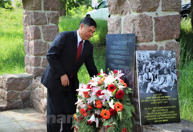 Vietnamese Ambassador to Germany visits memorial site for President Ho Chi Minh