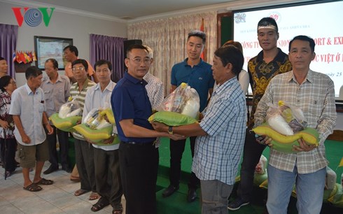 Poor overseas Vietnamese and Cambodians in Phnom Penh presented gifts