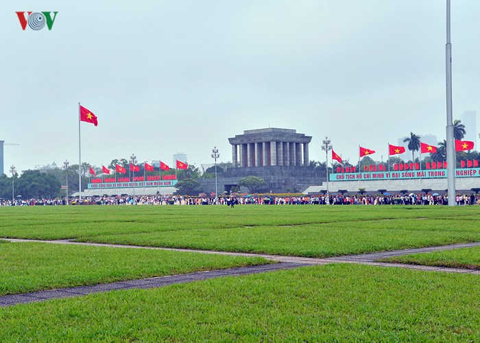 People line up to pay tribute to President Ho Chi Minh