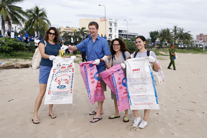 International delegates collect waste on beaches